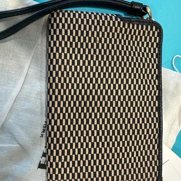 NWT COACH SINGLE CORNER ZIP WRISTLET MILK/BLACK LEGACY JACQUARD 13311 - Picture 5 of 15